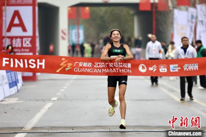 2024广安马拉松开跑：黄菲以2小时38分18秒刷新女