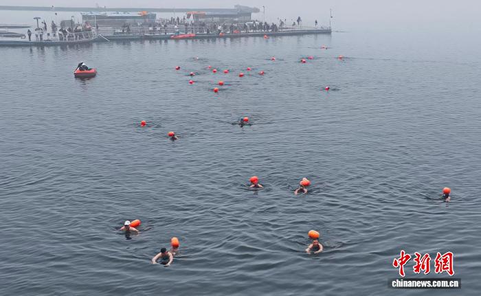 热血燃冬：三百余名冬泳爱好者在庐山西海展开