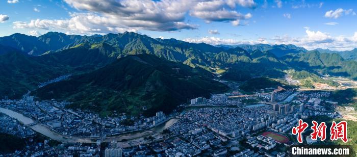 庆元举办2024自由式轮滑公开赛暨青少儿游泳赛