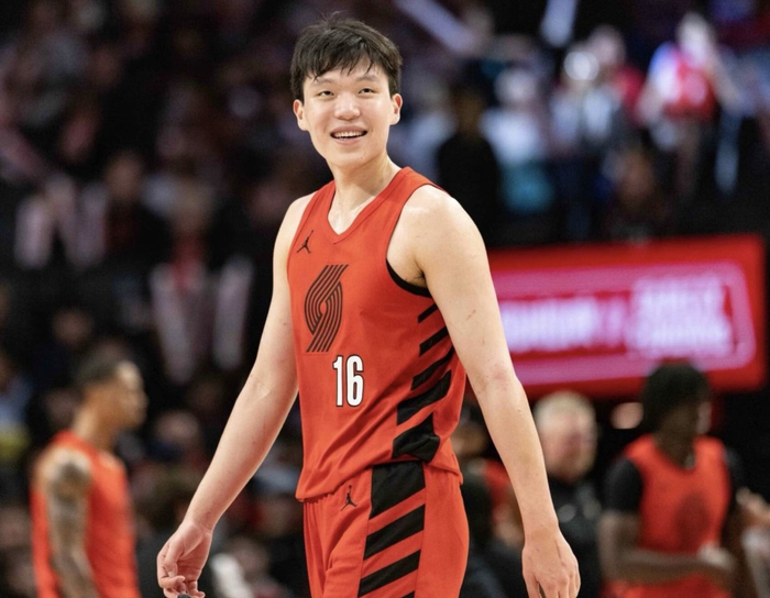 杨瀚森高原鏖战助球队晋级八强 体能挑战成关键